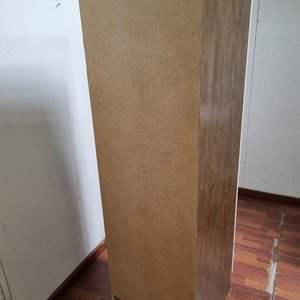 Mueble Blanco y Marrón con Puerta y Estantes - imagen 4