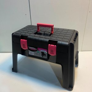 Banqueta Plástica Negra con Compartimento Organizador y Detalles Rosas - imagen 2
