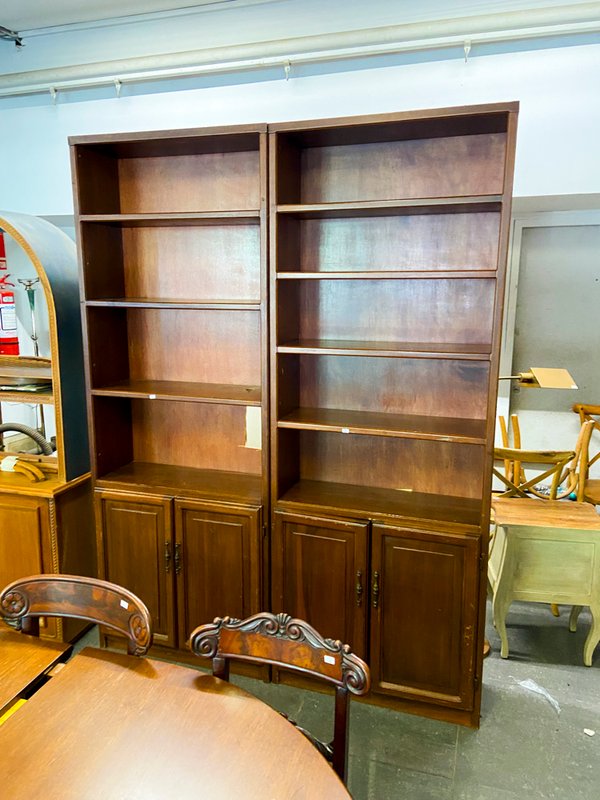 Par de Estanterías de Madera Oscura con Puertas