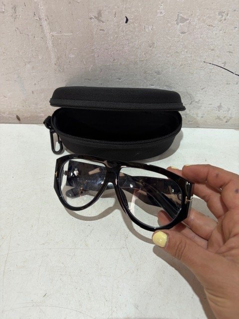 Lentes de Diseño Negros con Estuche Rígido