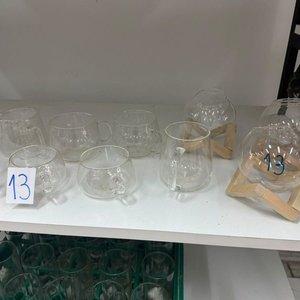 Lote siguiente: Set de 14 Tazas de Vidrio con Diseños y Adornos de Madera