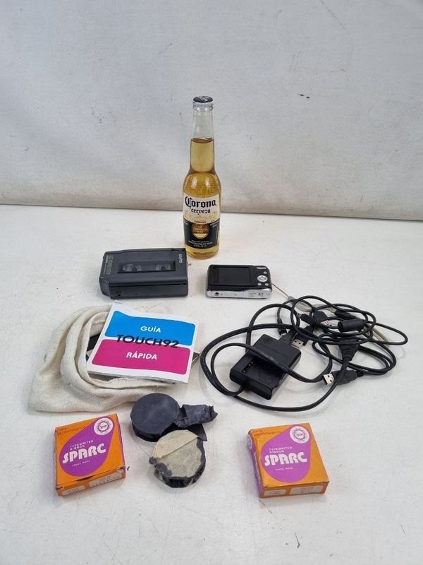Lote de Cámara Digital GE J1050, Grabadora Sanyo y Accesorios Vintage - imagen 1