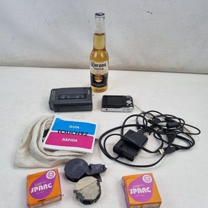 Lote anterior: Lote de Cámara Digital GE J1050, Grabadora Sanyo y Accesorios Vintage