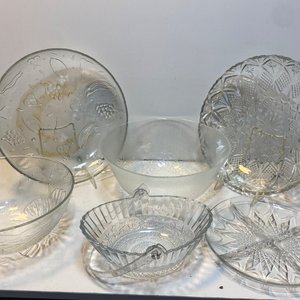 Lote siguiente: Set de 6 Piezas de Cristalería: Fuentes, Ensaladeras y Canasta con Diseños