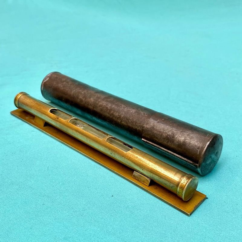 Antiguo nivel de bronce con estuche - imagen 3