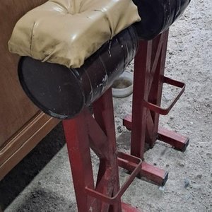 Lote anterior: Dos Taburetes Industriales de Hierro con Asientos Acolchados