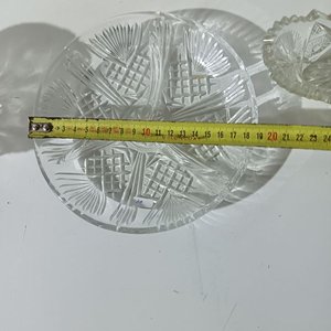 Tres piezas de cristal tallado: bombonera, plato divisor y cuenco - imagen 10