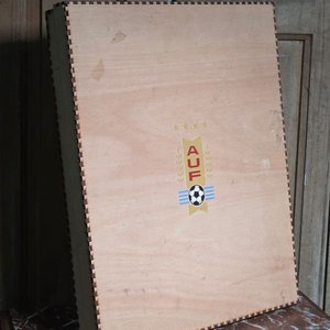 Réplica Estadio Centenario Obsequio AUF a Presidente UEFA Aleksander Ceferin en Caja Madera - imagen 2