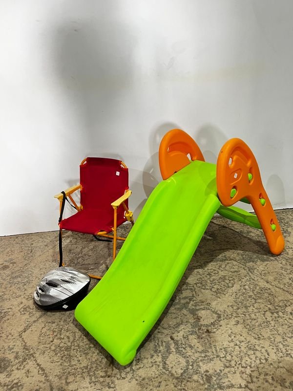 Lote anterior: Tobogán plástico verde + silla roja plegable + repuestos silla de comer