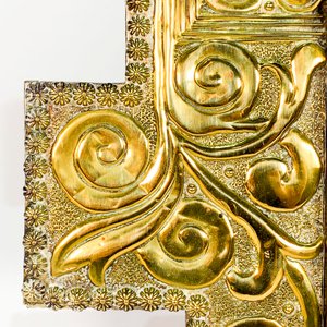 Crucifijo en Bronce con Decoración Solar sobre Tabla con Incrustación - imagen 3
