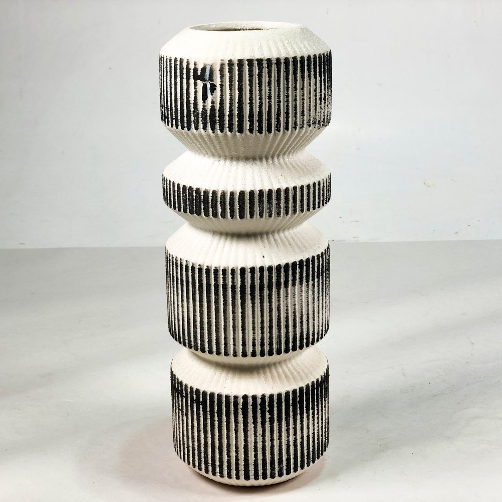 Lote siguiente: Vaso en cerámica blanca y negra, artesanía manual