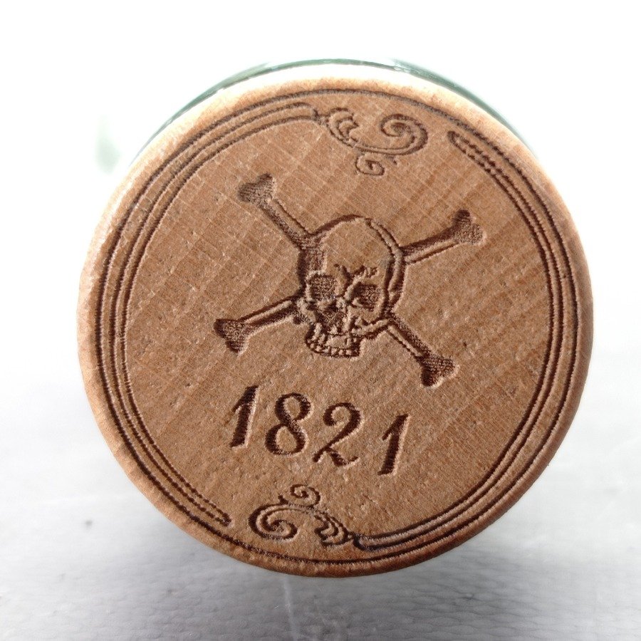 Botella de ron con forma de pistola y etiqueta con diseño ornamental - imagen 4