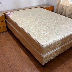 Lote anterior: Juego de Dormitorio Completo: Colchón, Somier, Mesas de Luz, Cómoda, Esquinero y Respaldo con Espejo