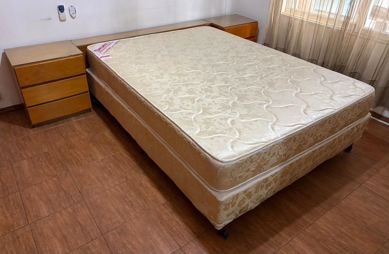 Juego de Dormitorio Completo: Colchón, Somier, Mesas de Luz, Cómoda, Esquinero y Respaldo con Espejo