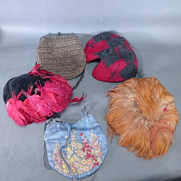 Lote de 5 Accesorios Vintage: 3 Sombreros de Dama y 2 Carteras de Fiesta - imagen 1