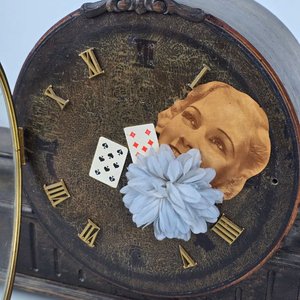 Par de Objetos Intervenidos por Doris Ryffel-Rawak: Candelabro y Reloj de Mesa con Folletos - imagen 6
