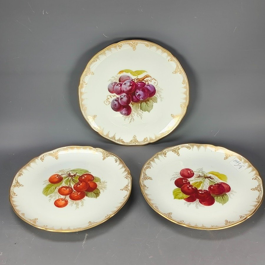 Lote siguiente: Platos de porcelana KPM decorados con diseños frutales