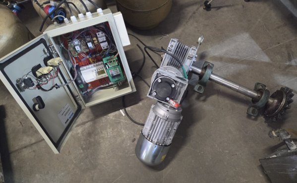 Motor Reductor Autofrenante 4 HP con Eje y Cremallera, Tablero con Variador - imagen 1