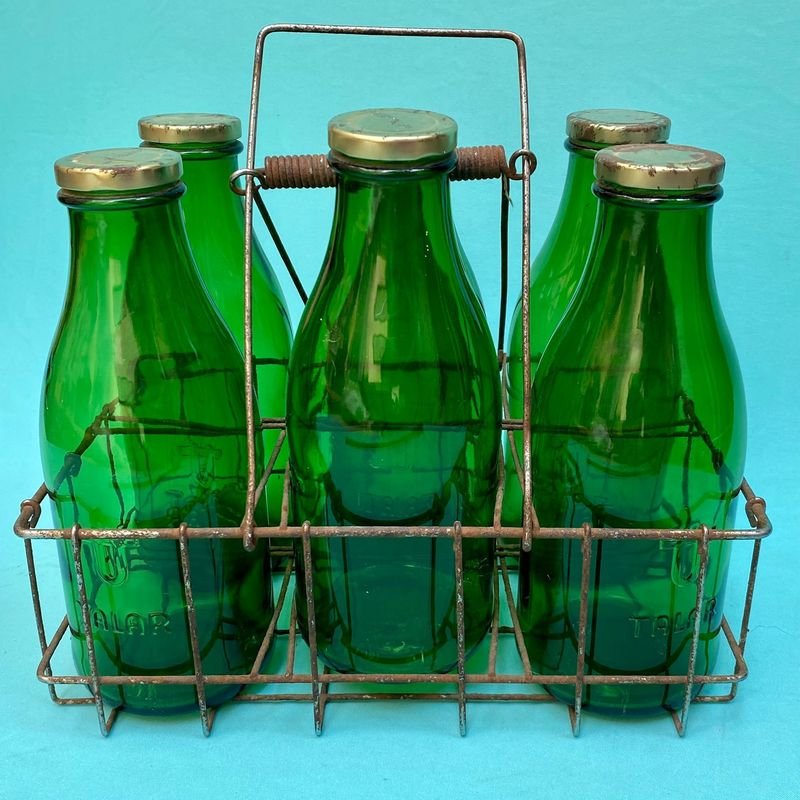 Vendedor de botellas de vidrio verde con tapas metálicas - imagen 3