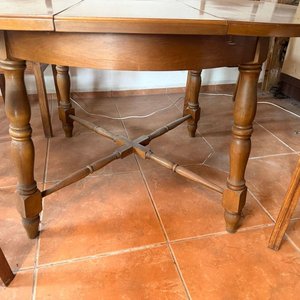 Mesa Rústica de Madera con 5 Sillas de Cuero - imagen 2
