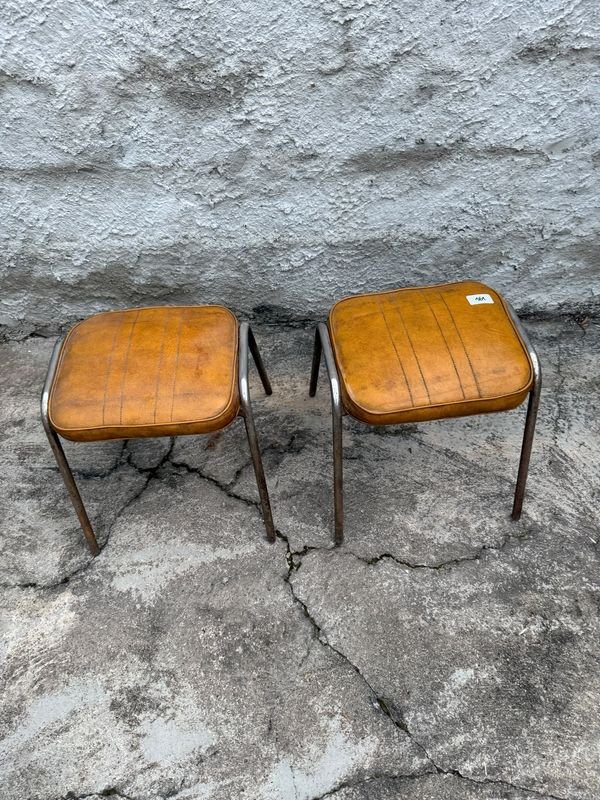 Par de Banquetas con Asiento de Pantazote y Estructura Metálica