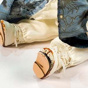 Muñeca Rubia de Porcelana con Vestido Blanco y Azul - 40 cm - imagen 3