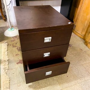Lote siguiente: Mueble Cajonera de Madera Oscura con 3 Cajones