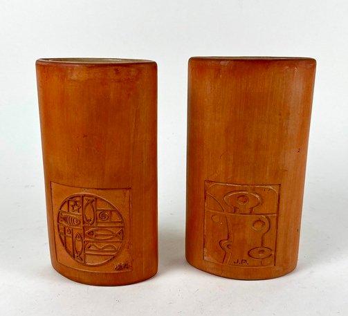Dos floreros de cerámica decorados