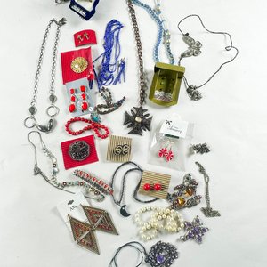 Lote de Bijouterie: Collares, Pulseras, Caravanas y Prendedores - imagen 2