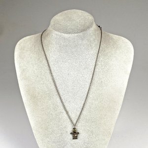 Cadena de Plata con Colgante de Niño y Par de Aritos Dorados - imagen 2