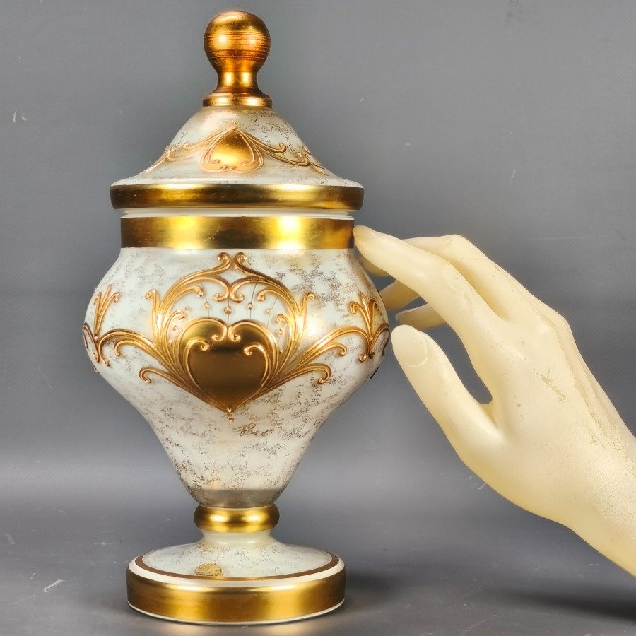 Bombonera de cristal de Bohemia opalinada decorada con diseños dorados en relieves - imagen 3