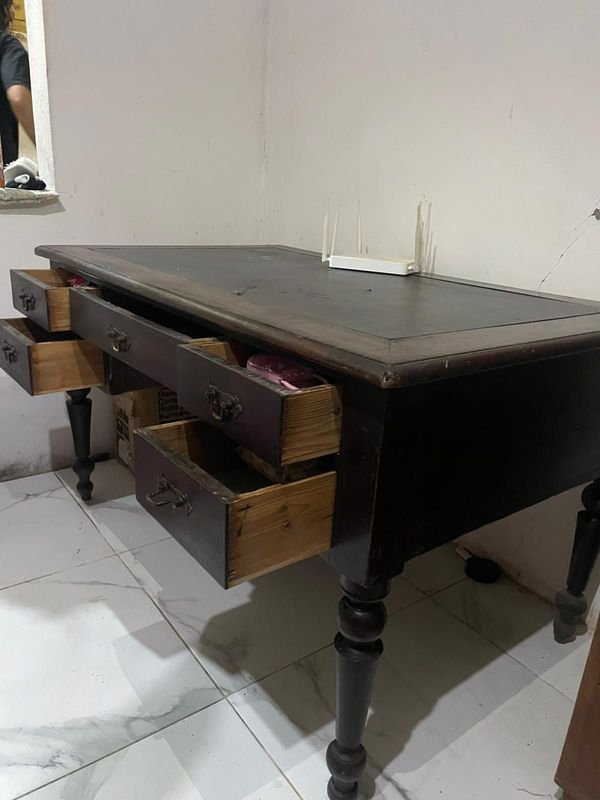 Escritorio antiguo de madera - imagen 1
