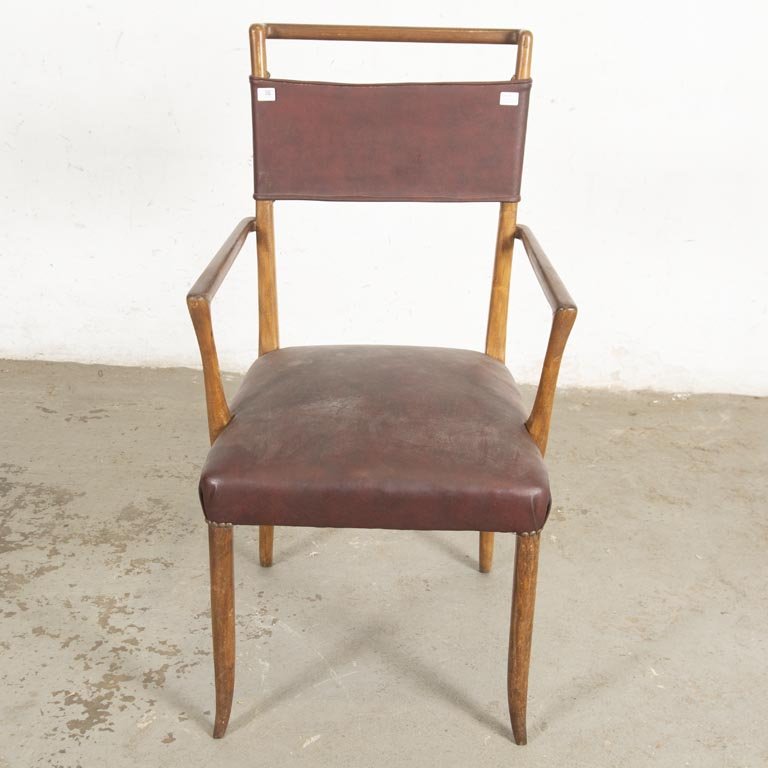 Butaca Americana Tapizada en Cuero Bordó con Detalles en Madera