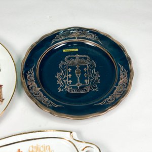 Tres piezas de porcelana: dos platos decorativos y fuente con monograma - imagen 5
