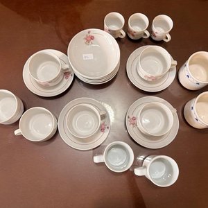 Juego de Tazas y Platos de Porcelana Incompleto - imagen 2