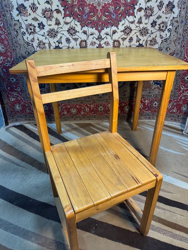 Mesa y silla en pino. Impecable estado! - imagen 8