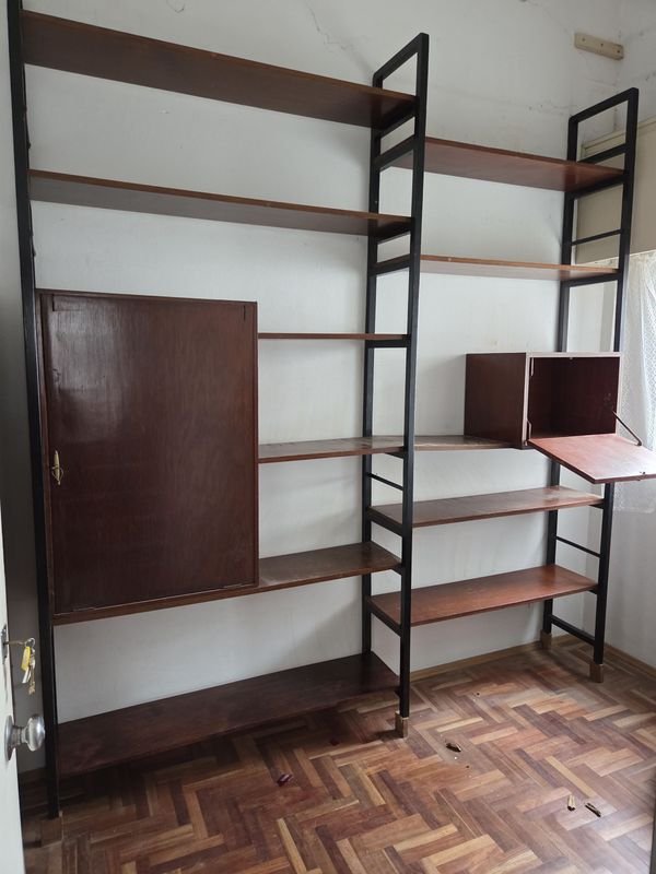 Lote siguiente: Gran biblioteca en madera con escritorio incorporado. Totalmente desarmable.