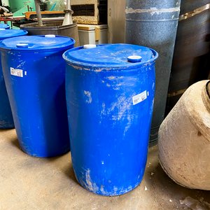 Seis Tarrinas Plásticas Azules de 200 Litros - imagen 4