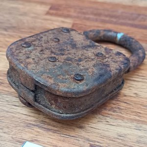 Antiguo Candado de Hierro Forjado con Guardapolvo Basculante Estilo Rústico - imagen 2