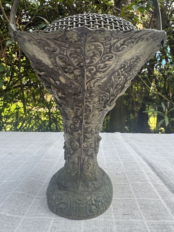Cesto o Florero de Metal Repujado con Asa y Cúpula de Malla - imagen 4