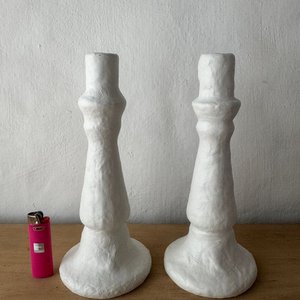 Lote siguiente: Par de Candelabros de Vidrio Recubiertos en Yeso