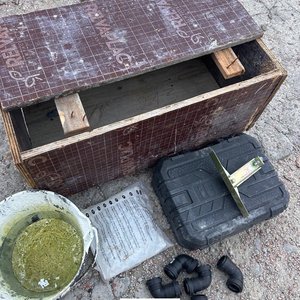 Cajón de Madera con Accesorios de Plomería y Herramientas - imagen 3