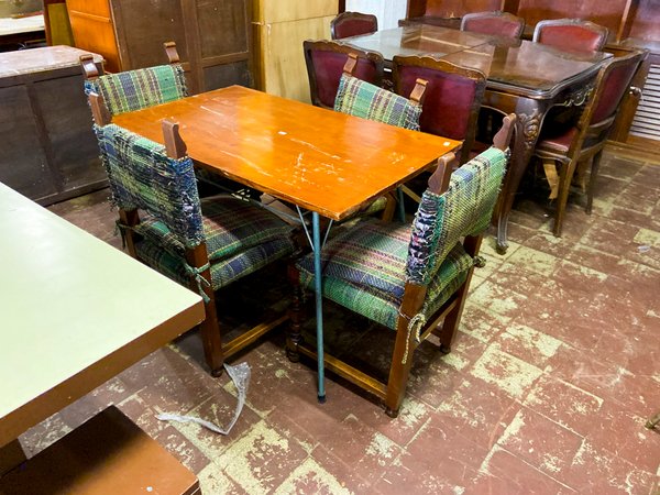 Mesa de Comedor con Cuatro Sillas Tapizadas
