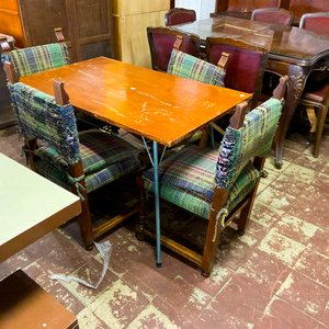 Lote anterior: Mesa de Comedor con Cuatro Sillas Tapizadas