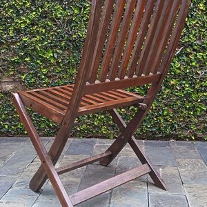 Tres Sillas Plegables de Madera Oscura - imagen 4