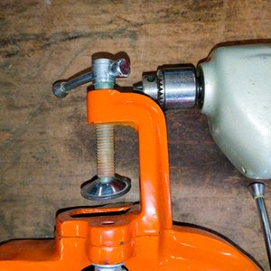 Taladro Black & Decker y Morsa Naranja - imagen 4