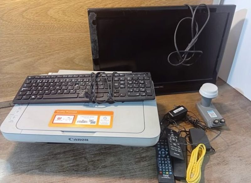 Lote de tecnología: impresora, monitor, teclado y otros - imagen 5
