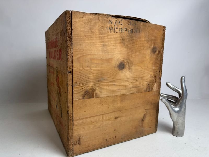 Antiguo cajón con propaganda de WHISKY Johnnie Walker - imagen 7
