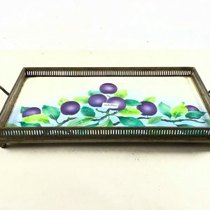 Lote siguiente: Bandeja de Mayólica con Bordes Metálicos Calados y Diseño de Ciruelas