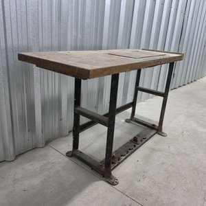 Mesa de Trabajo Industrial con Estructura Metálica y Tapa de Madera - imagen 4